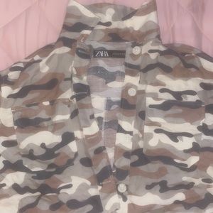 Zara Camo cropped button down top .